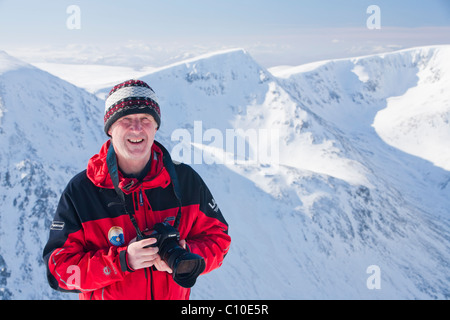 Ein Bergsteiger auf dem Gipfel des Ben Macdui zweite Schottlands höchsten Gipfel, den Cairngorm Mountains. Stockfoto