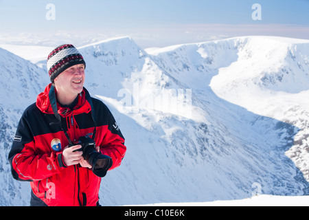 Ein Bergsteiger auf dem Gipfel des Ben Macdui zweite Schottlands höchsten Gipfel, den Cairngorm Mountains. Stockfoto