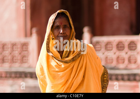 Porträt einer indischen Frau in einen gelben Sari im Taj Mahal, Agra, Indien Stockfoto