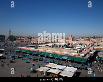 Blick über den Platz Djemaa-el-Fna von einer Dachterrasse Café Marrakesch Marokko Stockfoto