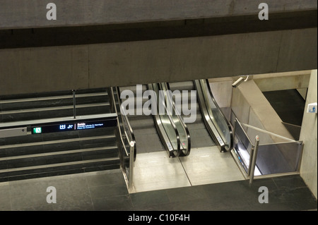 Rolltreppen und Treppen an einer Station. Stockfoto