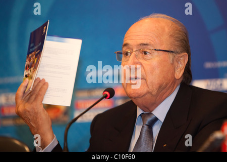 KAIRO – 16. OKTOBER: FIFA-Präsident Sepp Blatter hält eine Kopie des FIFA-Disziplinarkodex bei einer Pressekonferenz im Conrad Hotel vor der U-20-Weltmeisterschaft zwischen Ghana und Brasilien am 16. Oktober 2009 in Kairo. Nur redaktionelle Verwendung. Kommerzielle Nutzung verboten. (Foto: Jonathan Paul Larsen / Diadem Images) Stockfoto