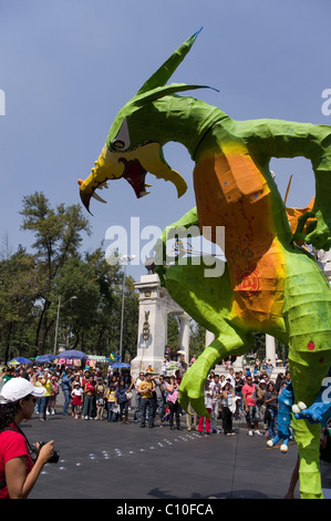 Monumentale Alebrije Parade inspiriert in der mexikanischen Revolution und des Freiheitskampfes in den Straßen von Mexiko-Stadt Stockfoto