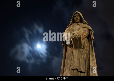 Statue des Philosophen Giordano Bruno in der Mitte des Campo de Fiori, Rom, Italien Stockfoto