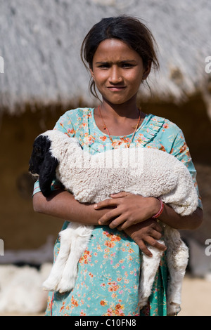 Ein Porträt der indischen Thar Wüste ein Dorfmädchen mit einer Ziege, Indien Stockfoto