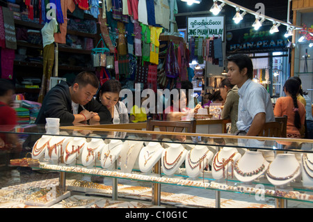 Myanmar (aka Burma), Yangon. Scott Market (aka Bogyoke Aung San Market) paar für Schmuck einkaufen. Stockfoto