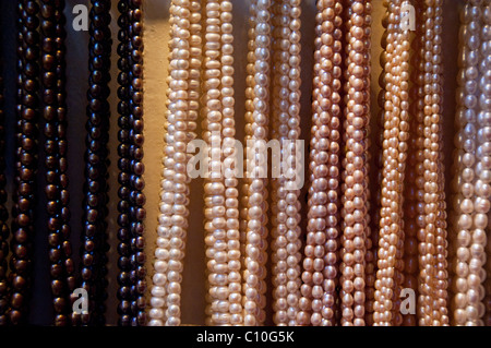 Myanmar (aka Burma), Yangon. Scott Market (aka Bogyoke Aung San Market) Stränge Perlen. Stockfoto