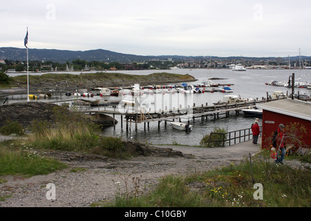 Anlegestellen für Boote auf der Insel im Oslofjord. Norwegen Stockfoto