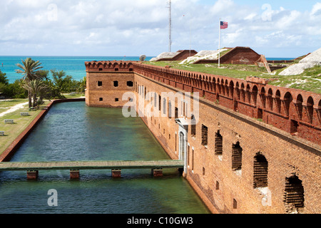 Hölzerne Wanderweg durchquert den Burggraben und führt zum Eingang des Fort Jefferson National Park in den Dry Tortugas. Stockfoto