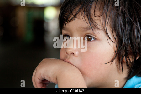 sehr schöner fünf Jahre alten Jungen, mit nachdenklichen Blick, Nahaufnahme Stockfoto