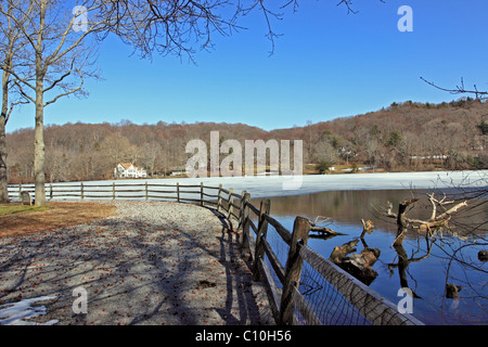 Teich, Cold Spring Harbor, Auftauen Long Island NY Stockfoto