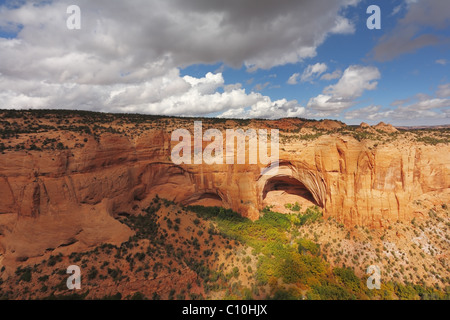 Prähistorische Höhle in einer riesigen Schlucht aus rotem Sandstein Stockfoto