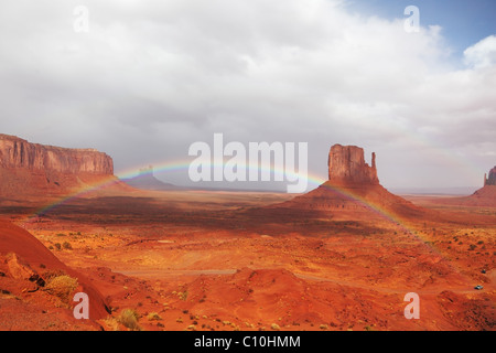 Ein riesiger Regenbogen über die Klippen aus Sandstein "Handschuhe" Stockfoto