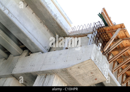 Verstärkte Betonbrücke Bau Schalung und Bewehrung Stockfoto