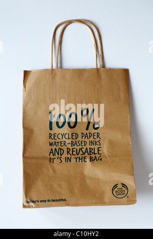 The Body Shop Papierbeutel 100 % recyceltes Papier Tinten auf Wasserbasis Und wiederverwendbar Es ist in der Tasche isoliert auf weißem Hintergrund - braune Papiertüte Stockfoto