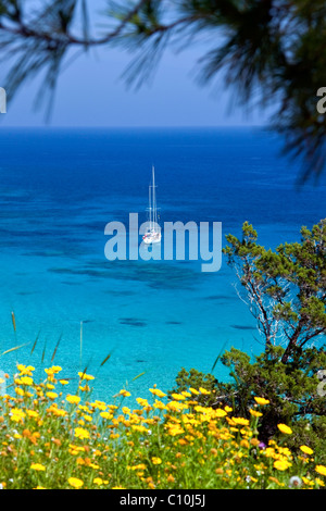 Segelschiff im Konnos Bay, Protaras, Süd-Zypern, Zypern, Südeuropa, Europa Stockfoto