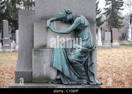 Grabstein, Marmorstatue auf einem Grab auf dem Zentralfriedhof, Wien, Österreich, Europa Stockfoto
