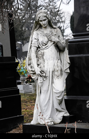 Marmorstatue auf einem Grab auf dem Zentralfriedhof, Wien, Österreich, Europa Stockfoto