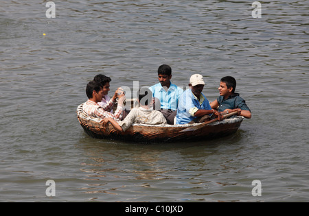 Junge Männer auf traditionelle Runde Angeln Boot auf Kapila, Kabini, Kabbani Fluss, Südindien, Indien, Südasien, Asien Stockfoto
