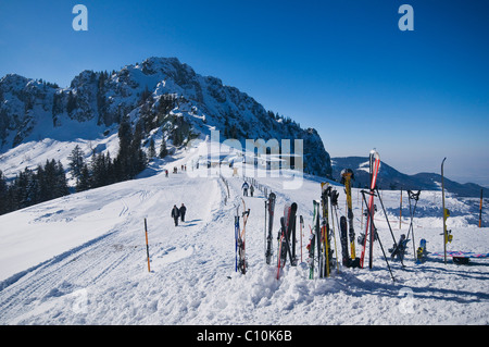 Blick von der Sonnenalm Mountain Lodge auf der Bergstation der Kampenwandbahn-Seilbahn, hinten Mt. Scheibenwand, vorne Stockfoto