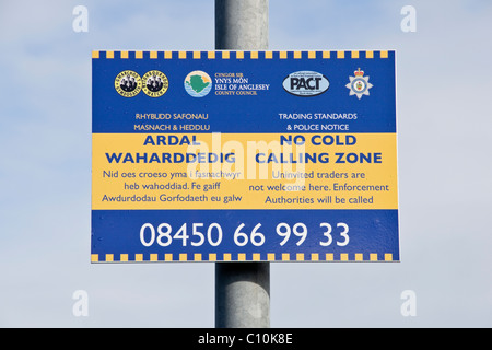 'Keine cold calling Zone'-Schild in Walisisch und Englisch von Normen im Handel und der Polizei, durch Nachbarschaftshilfe und PAKT unterstützt. Wales UK Stockfoto