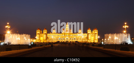 Maharaja Palast, Mysore Palast mit Brunnen, Beleuchtung in der Nacht, Mysore, Karnataka, Südindien, Indien, Südasien, Asien Stockfoto