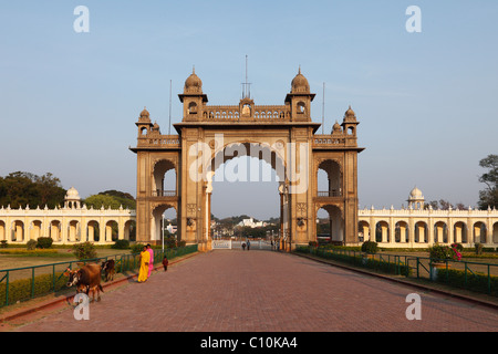 Haupttor des Maharaja Mysore Palast Amba Vilas, Karnataka, Süd Indien, Indien, Südasien, Asien Stockfoto