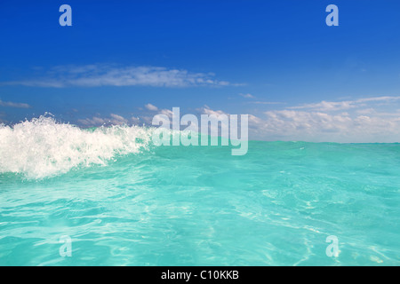 schöne blaue Türkis Welle karibische Meer Wasser Schaum Stockfoto