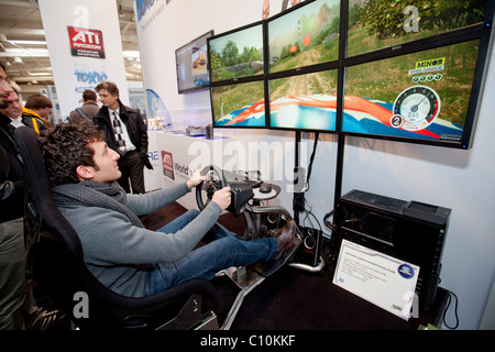 Besucher fahren einen Rennwagen in einem Videospiel, Internationale Computermesse CEBIT internationalen Computermesse, Hannover