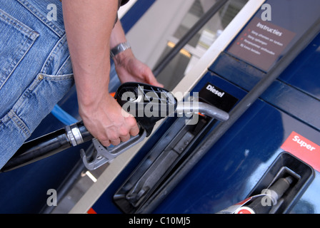 Mann tanken Benzin an der Tankstelle Stockfoto