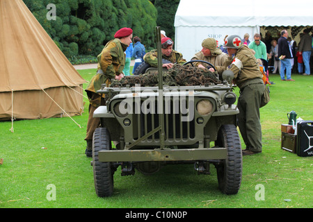 Wiederaufbau WW2 uns Armee Jeep mit britischen und amerikanischen Soldaten und Sanitäter Stockfoto