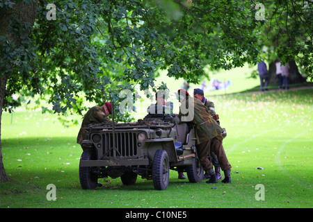 Wiederaufbau WW2 gemischt amerikanische, britische & deutsche Truppen um uns Jeep Stockfoto