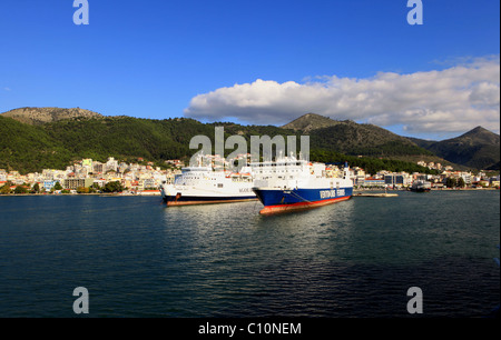 Ein Blick vom Meer der wichtigen griechischen Westküste Fähre Hafen von Igoumenitsa, Korfu (Kerkyra) und italienischen Häfen serviert Stockfoto