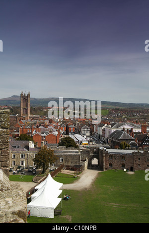 Ansicht von Ludlow, St. Laurence Kirchturm und die umliegende Landschaft aus dem halten von Ludlow Castle, Shropshire, England, UK Stockfoto