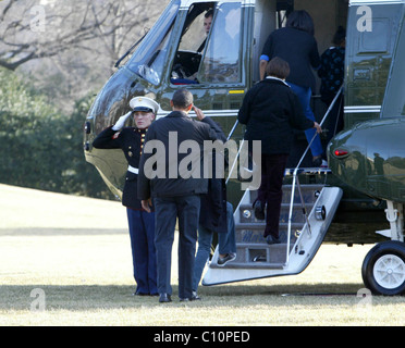 Präsident Barack Obama geht zur Marine One mit seiner Familie nach Camp David Washington DC, USA - 07.02.09 fliegen Stockfoto