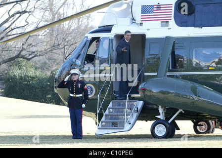 Präsident Barack Obama geht zur Marine One mit seiner Familie nach Camp David Washington DC, USA - 07.02.09 fliegen Stockfoto