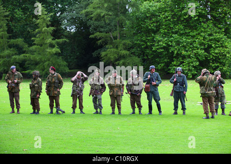 Wiederaufbau WW2 U.S., Brite/Britin & deutsche Soldaten gemischt Stockfoto