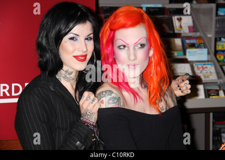 Kat Von D und Jeffree Star bei einer Signierstunde an Grenzen, anlässlich des Starts des Kats neues Buch "High Voltage Tattoo". Las Stockfoto