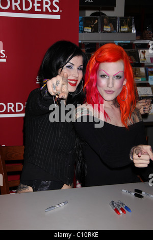 Kat Von D und Jeffree Star bei einer Signierstunde an Grenzen, anlässlich des Starts des Kats neues Buch "High Voltage Tattoo". Las Stockfoto