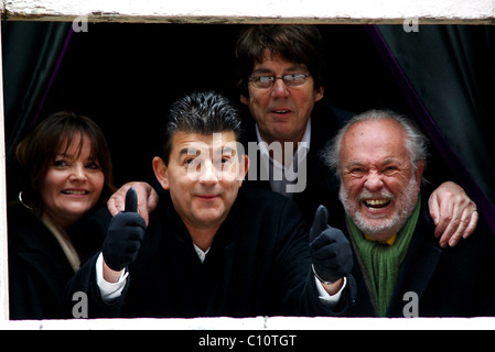 Gerry Cowper, John Altman, Mike Read und Gäste spät Komiker Peter Cook fühlt sich geehrt mit einer Gedenktafel außerhalb der Einrichtung Stockfoto