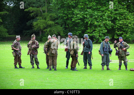 Wiederaufbau WW2 gemischt amerikanische, britische & deutsche Truppen Stockfoto