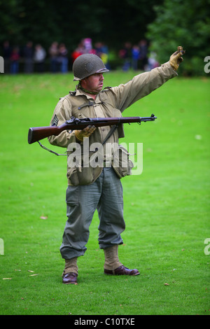 Wiederaufbau WW2 uns Soldaten mit M1 Garand halbautomatisches Gewehr Stockfoto