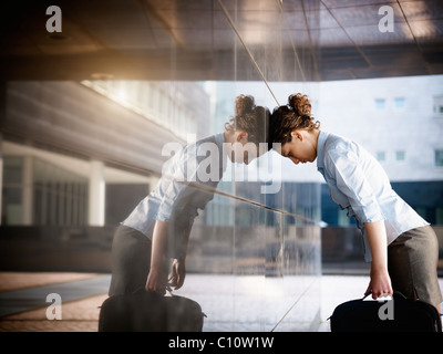 Mitte adult Italienerin schlug den Kopf gegen eine Wand vor Bürogebäude. Horizontale Form, Textfreiraum Stockfoto