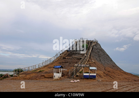 Eine Rampe auf führende zum Krater des Vulkan Totumo, in der Nähe von Cartagena, um seine berühmte Schlammbäder zu genießen. Stockfoto