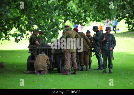 Wiederaufbau WW2 gemischt amerikanische, britische & deutsche Truppen um uns Jeep Stockfoto