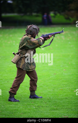 Wiederaufbau WW2 uns Soldaten feuern M1 Garand halbautomatisches Gewehr Stockfoto