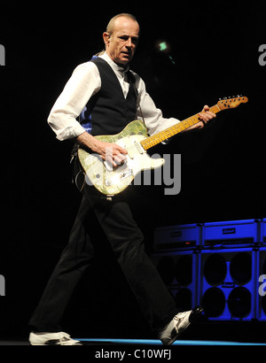 Francis Rossi Status Quo im Olympia Theatre, Dublin, Irland - 08.02.09 durchführen Stockfoto