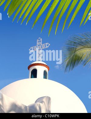 Playa del Carmen weiße mexikanischen Kirche Arch Glockenturm Riviera Maya Stockfoto