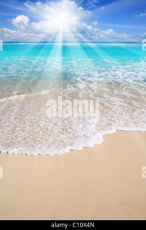 Türkisfarbenen karibischen Strand Meer Sonnenstrahlen aus Wolken Stockfoto