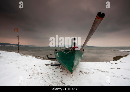 Angelboot/Fischerboot mit Paddel im Winter auf der Insel Reichenau am Bodensee, Baden-Württemberg, Deutschland, Europa Stockfoto